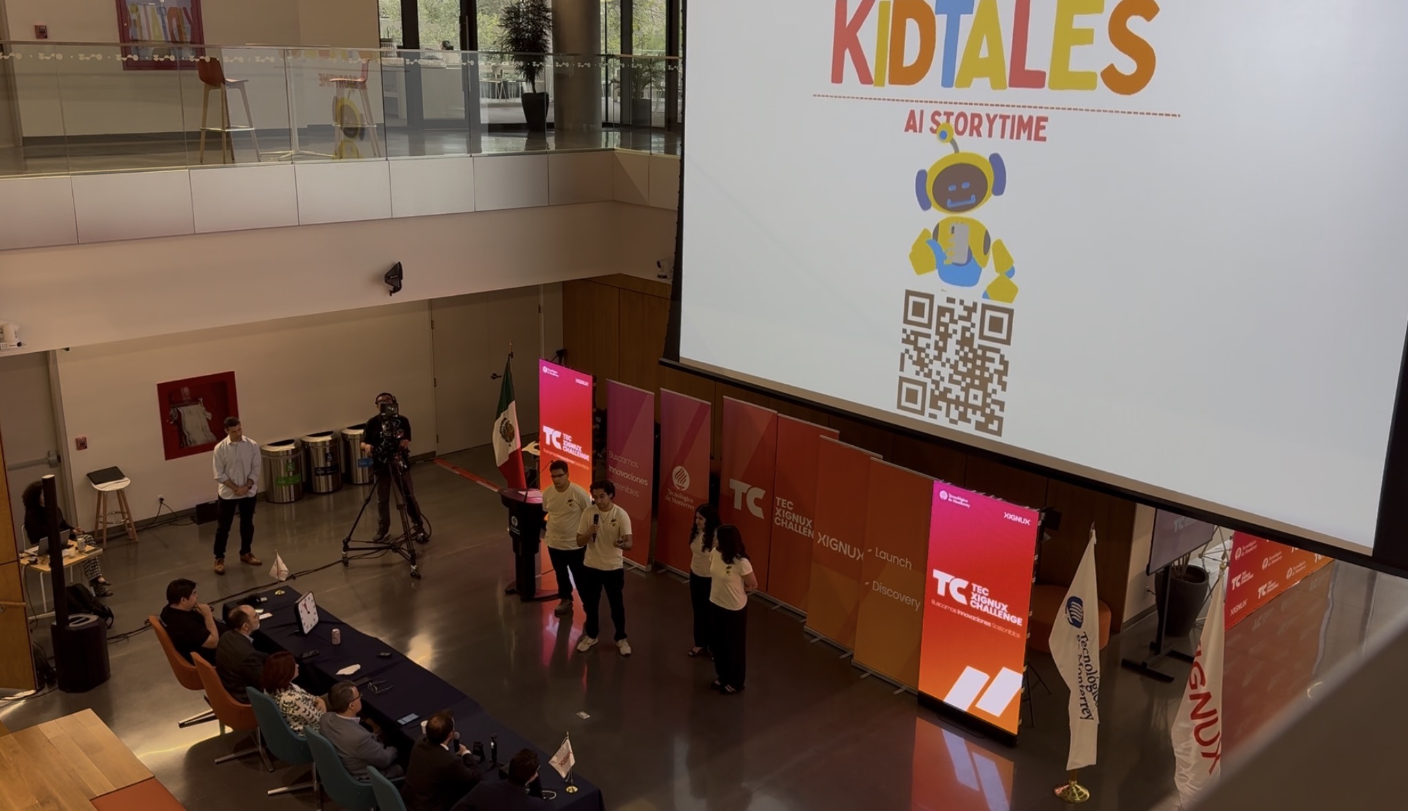 Equipo KidTales en el pitch del Tec Xignux Challenge 2026